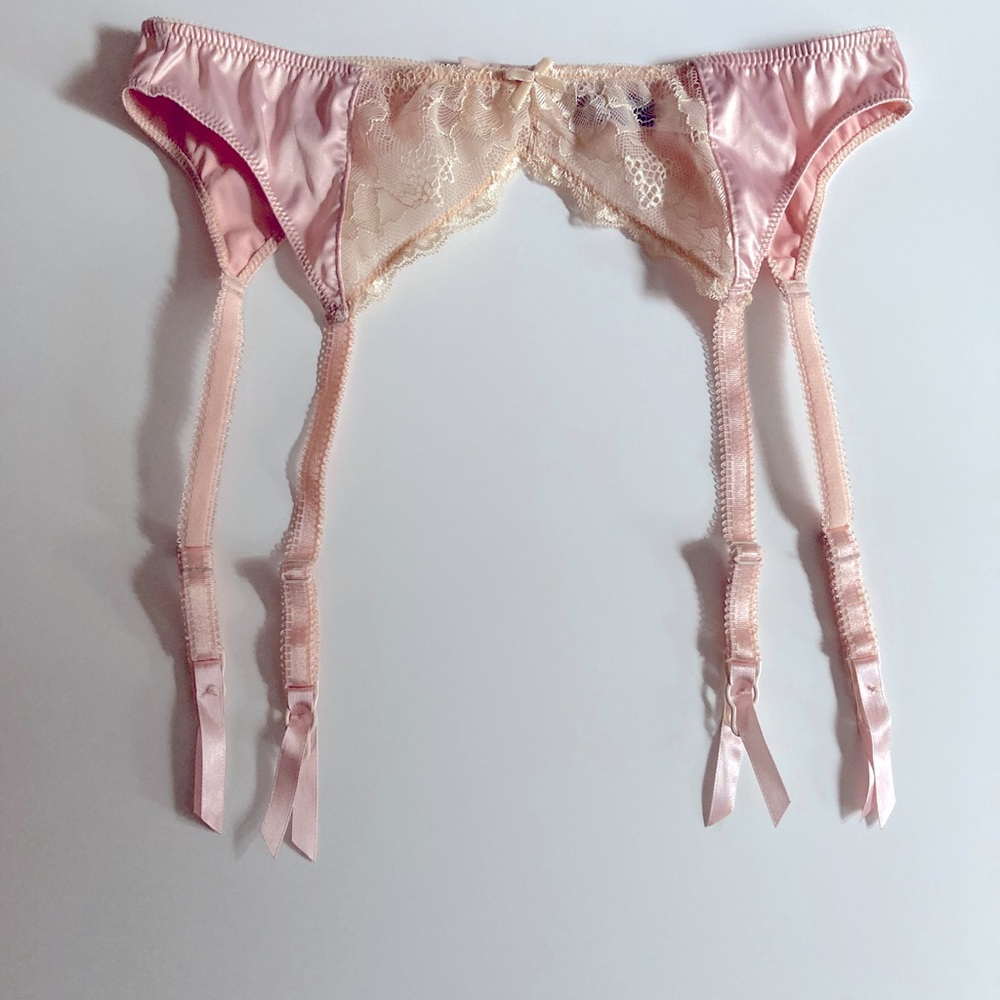 New without tags Women’s Pink Satin and Cream Lace Garter Belt Size Medium